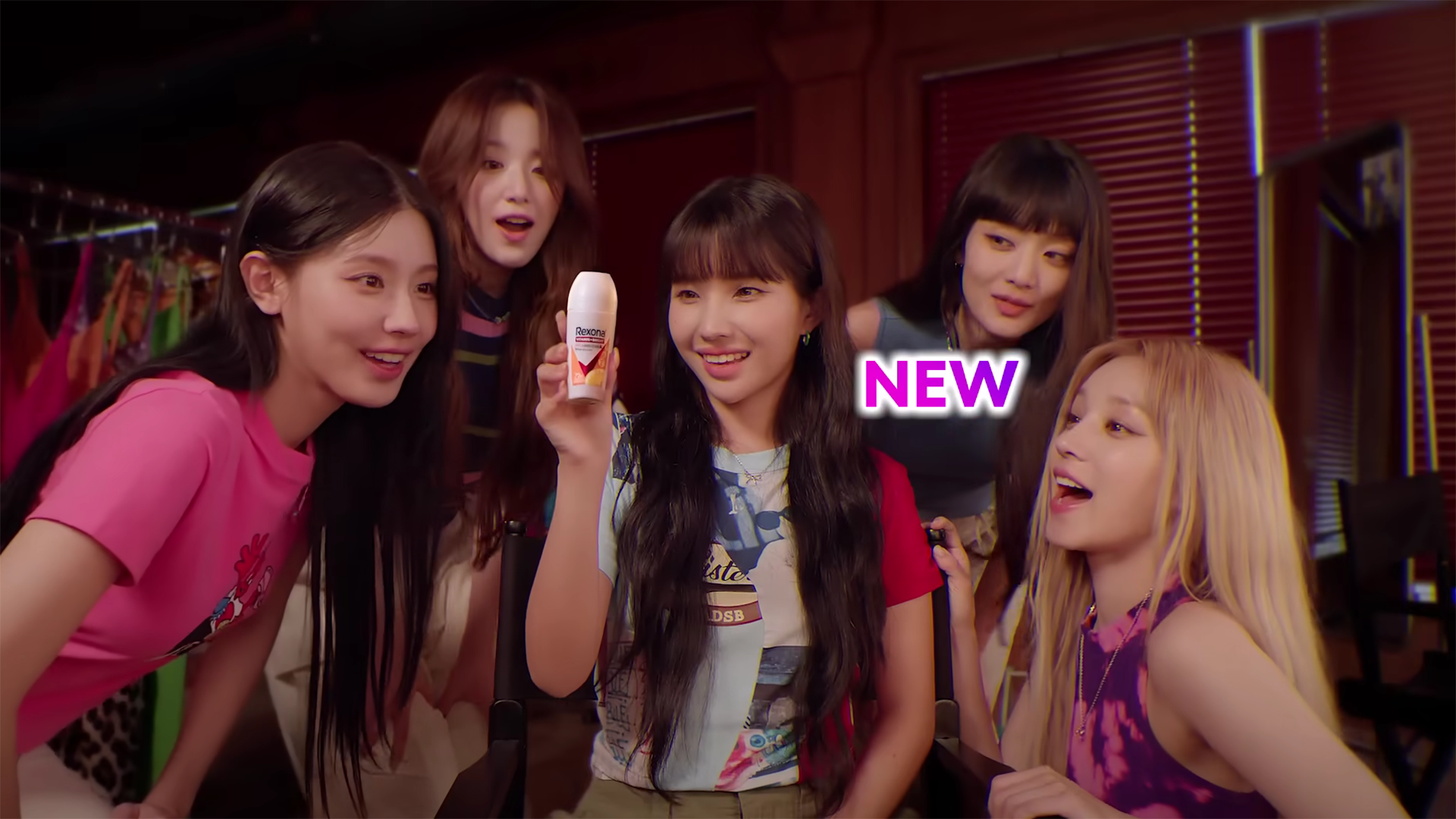 5 women huddled together looking at the new Rexona Vitamin+ Bright. On the right side of the image, ‘NEW’ is written boldly in bright pink.