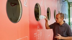 Een man bij een recyclingcentrum