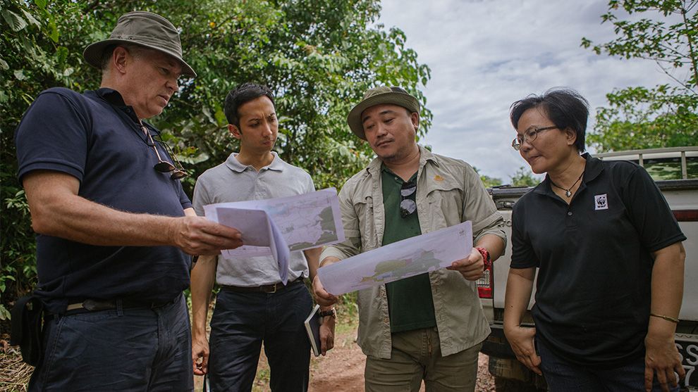 Glyn Davies, Fredinand Lobinsiu and Robecca Jumin from WWF-Malaysia and Rauf Prasodjo from Unilever discussing