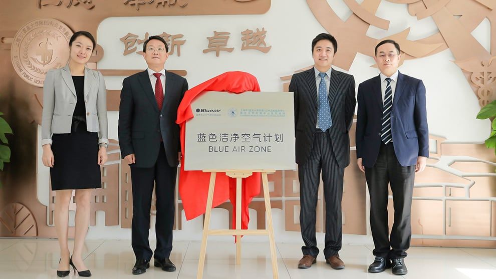 Representatives from Unilever and the Shanghai Public Health Clinical Center at the opening of the Blueair Zone project.
