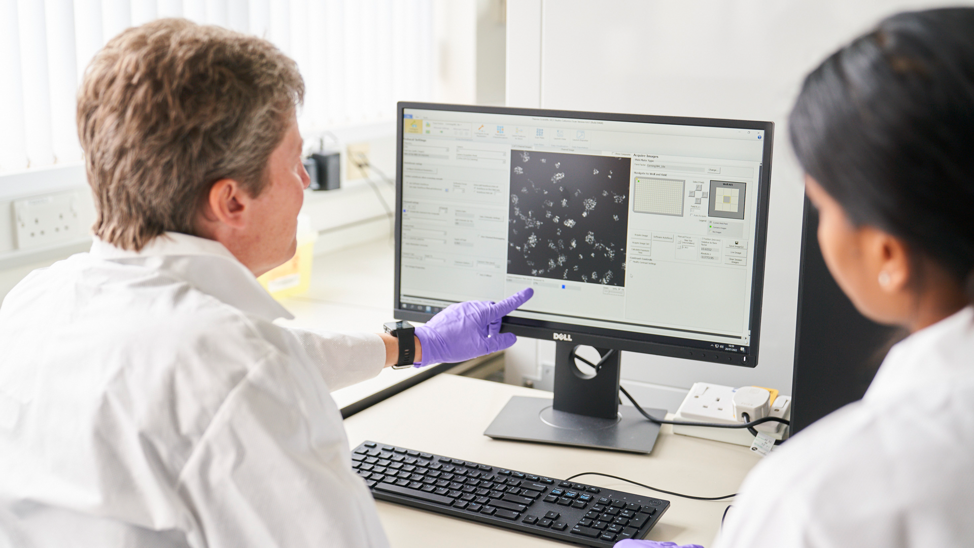 Two scientists look at a computer screen in Unilever’s Safety & Environmental Assurance Centre