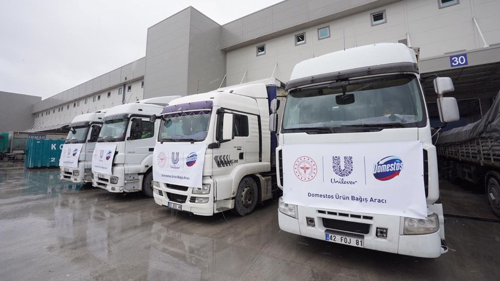 Φορτηγά με δωρεά σε σαπούνια, απολυμαντικά, χλωρίνες και τρόφιμα για την προστασία της ζωής των ανθρώπων