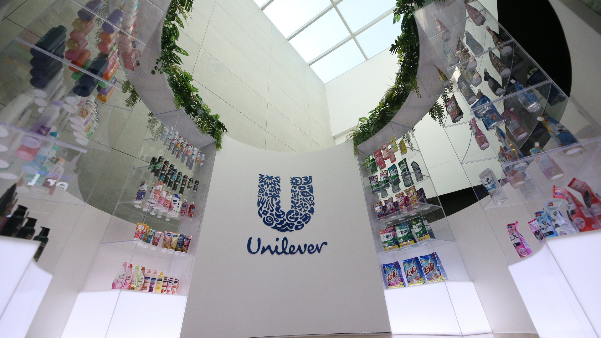 A range of Unilever Thailand’s best sellers displayed oin a dramatic set of white shelves shaped in a semi-circle