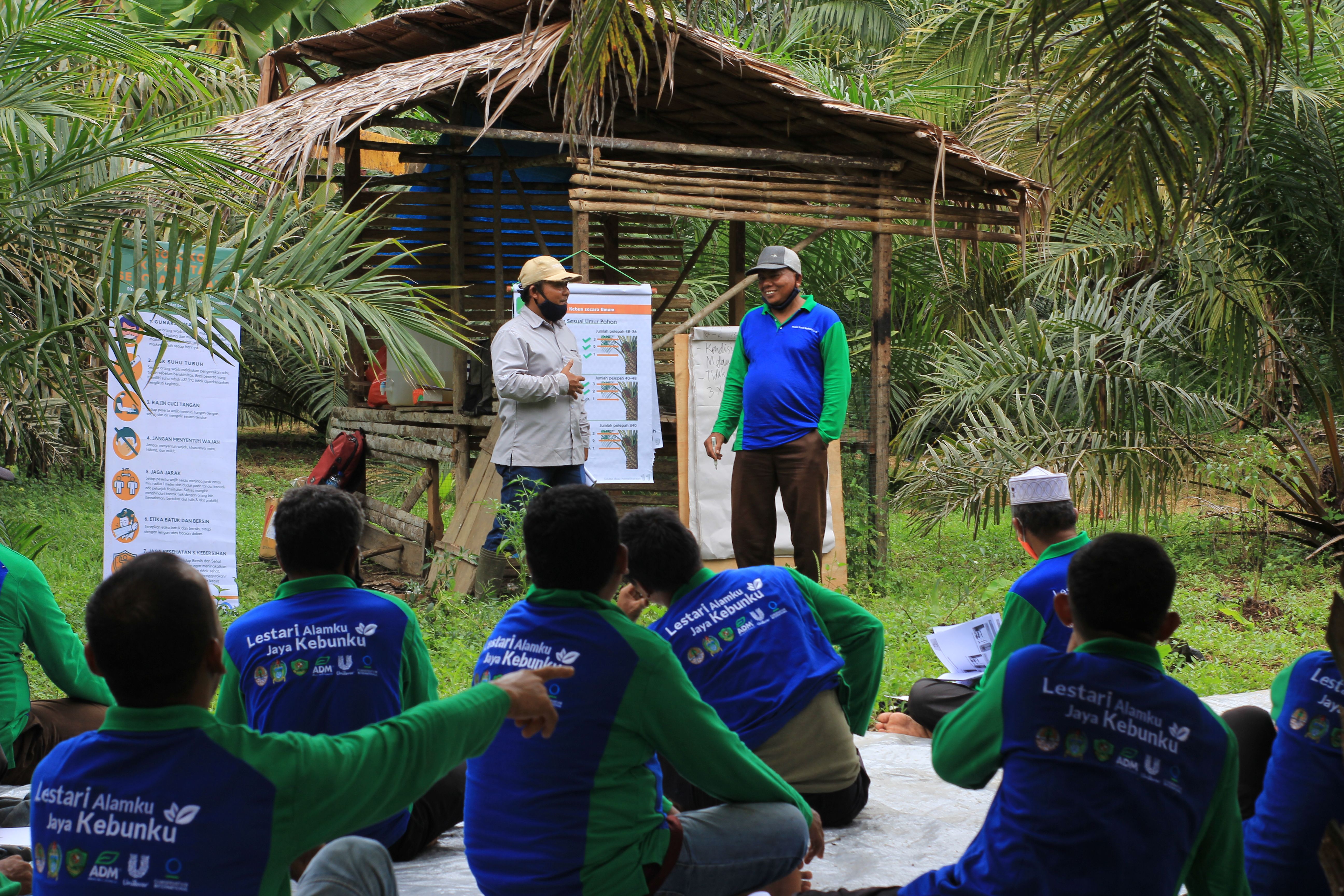 A group of smallholders participate in training.
