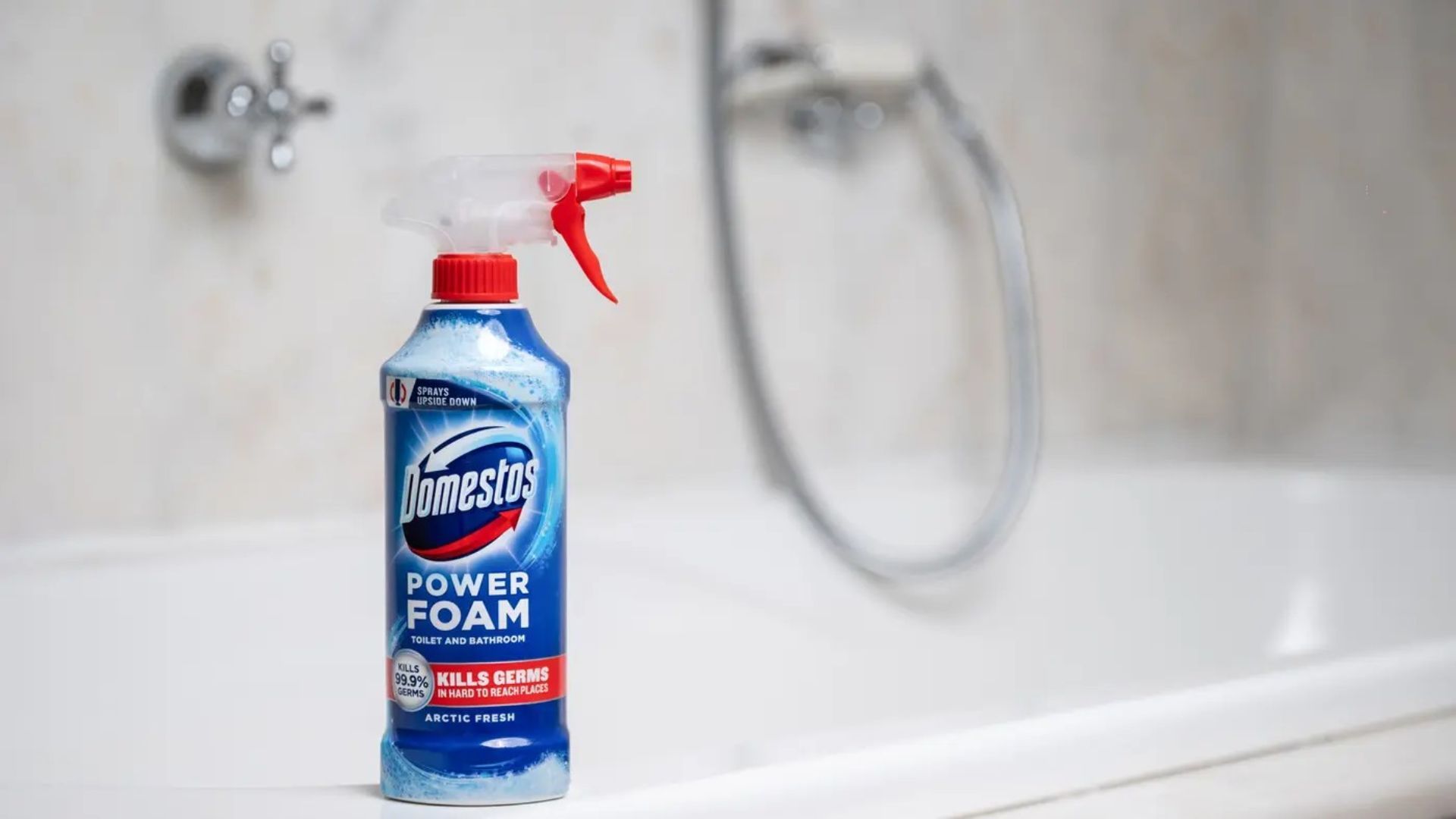 Image of Domestos Power Foam on a clean bath